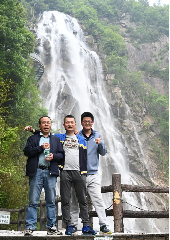 918博天堂风管销售中心员工在安徽明堂山景区照片