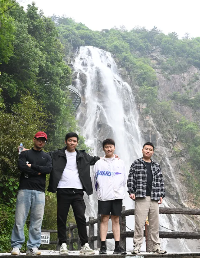 918博天堂风管销售中心员工在安徽明堂山景区照片