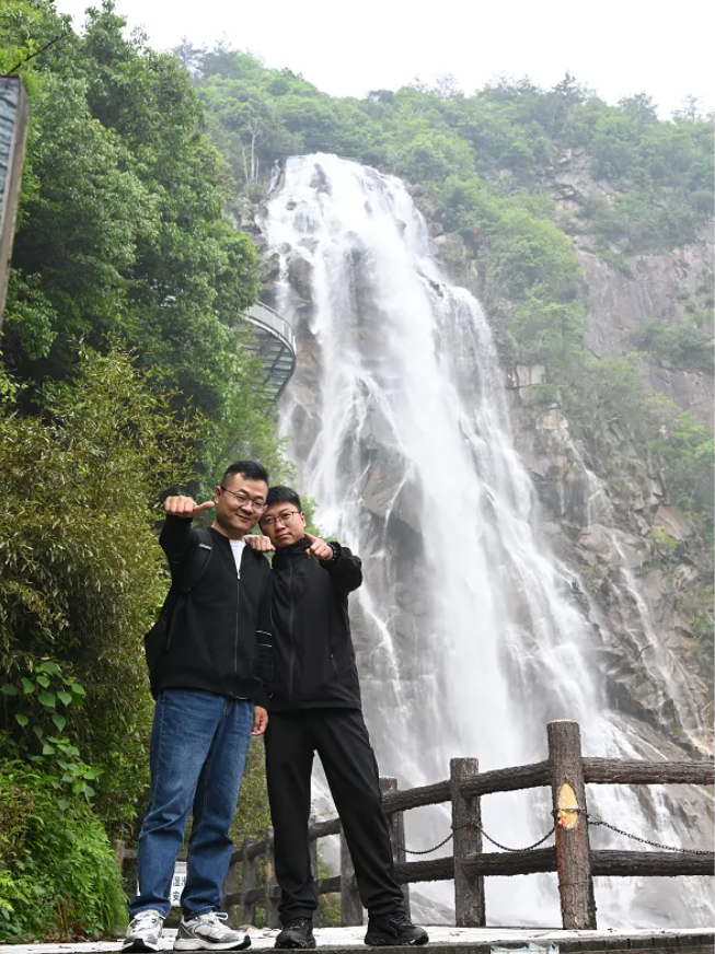 918博天堂风管销售中心员工在安徽明堂山景区照片